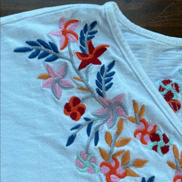 Solitaire Floral Embroidered White Cap Sleeve Boxy V Neck Tee Shirt Sz M - Picture 5 of 13